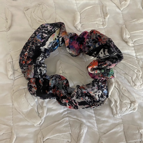 lululemon scrunchie - Picture 2 of 3